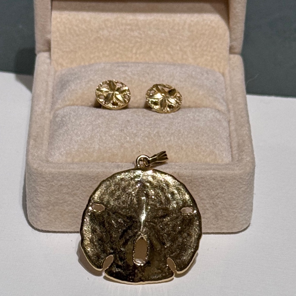 ✨ Coastal Luxe: Gold Sand Dollar Stud Earrings & Matching Charm ✨
